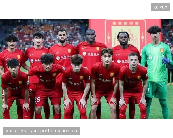 无传统中锋首发：现代足球新风向——如何打破常规，重塑球队核心力量